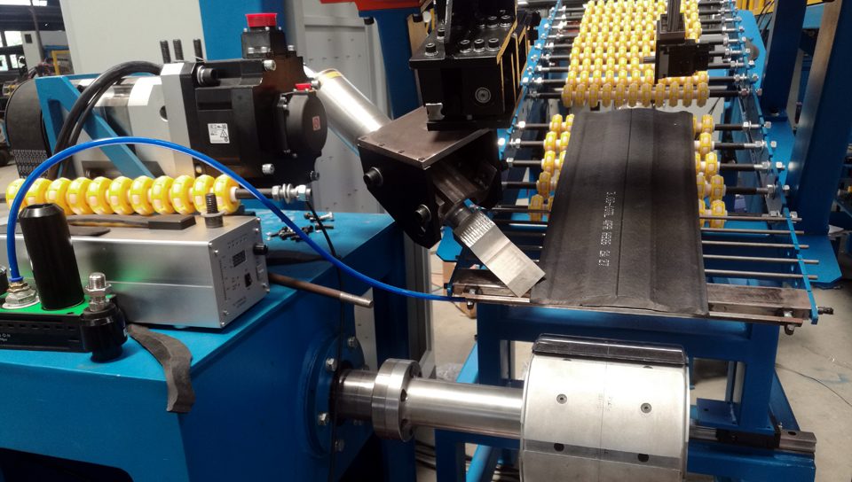 Ultrasonic cutting on a moving belt