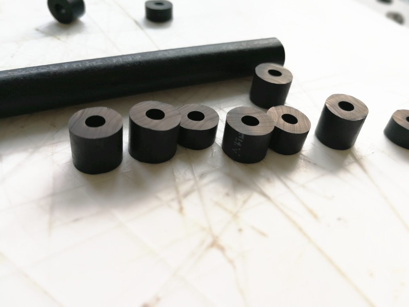 Rubber rings and seals cut by an ultrasonic knife