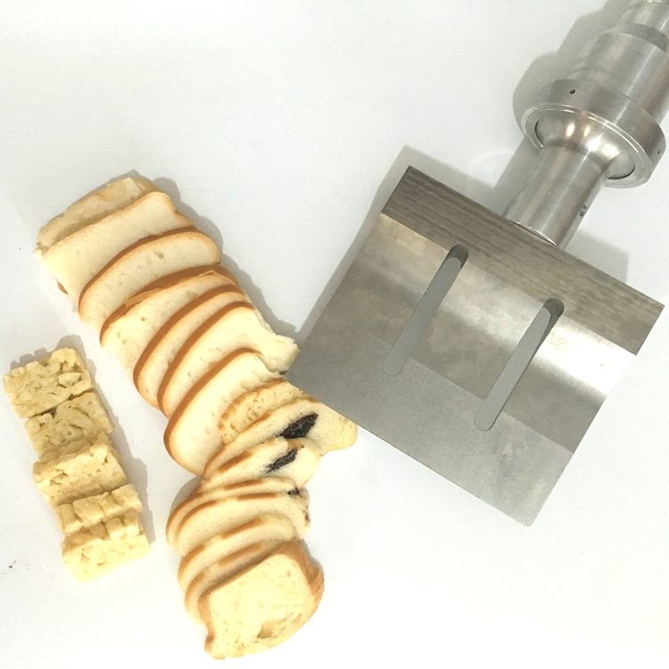 Ultrasonic cutting of cake portions