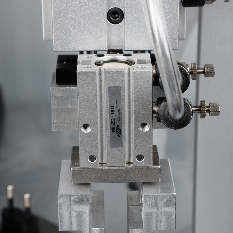 Pneumatically driven welding head of the rotary spin welding machine