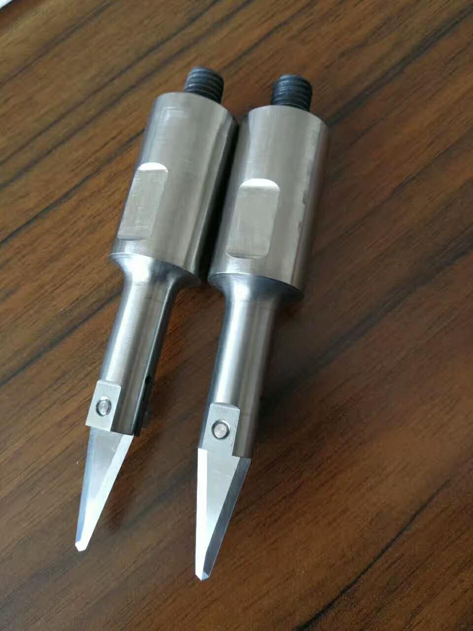 Two ultrasonic cutting knives in titanium and alloy