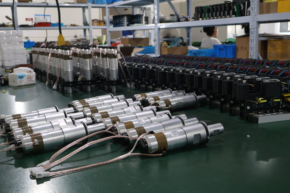 Ultrasonic transducers and generators staged in the INTOP workshop