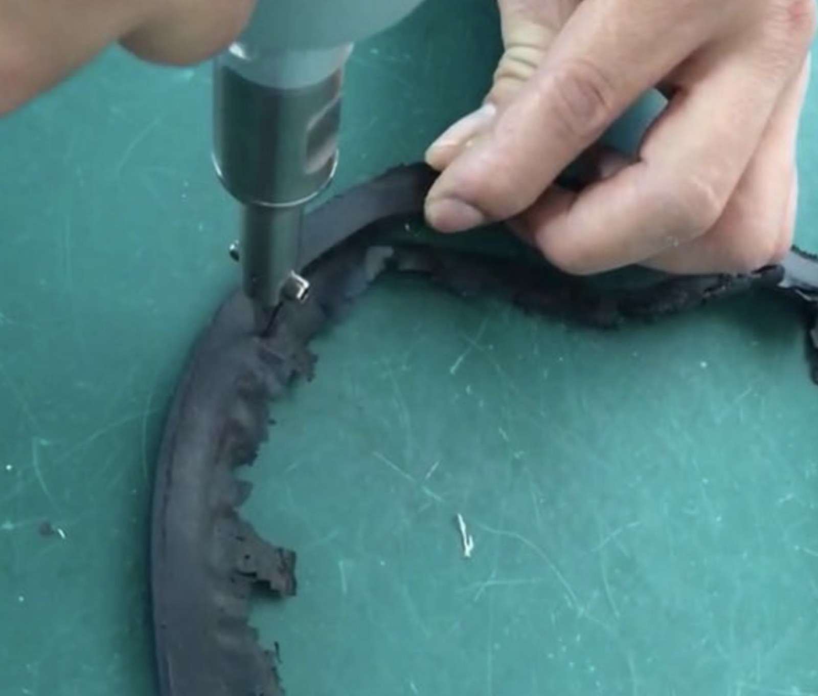 Ultrasonic knife cutting fabric by hand