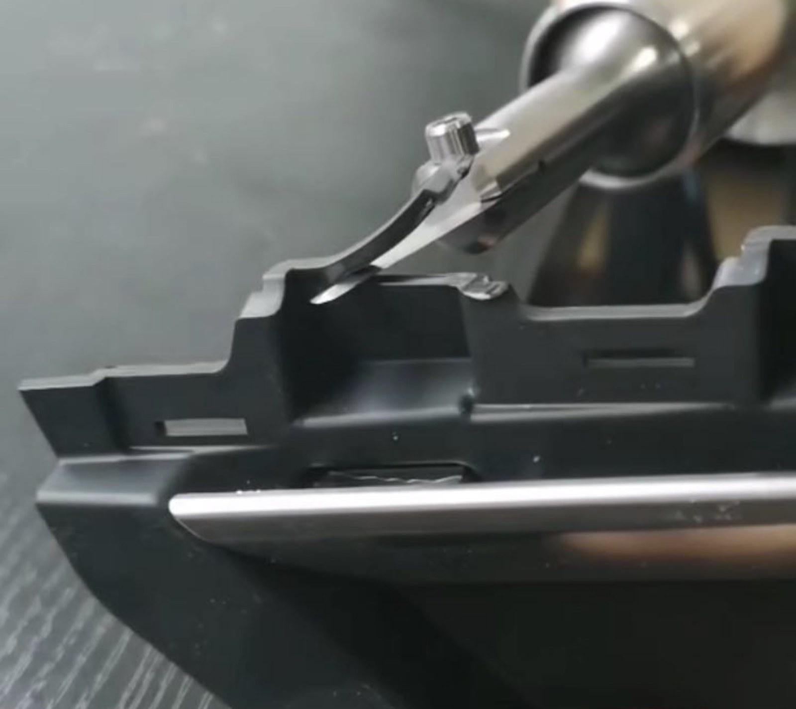 Ultrasonic cutting head on a converting machine