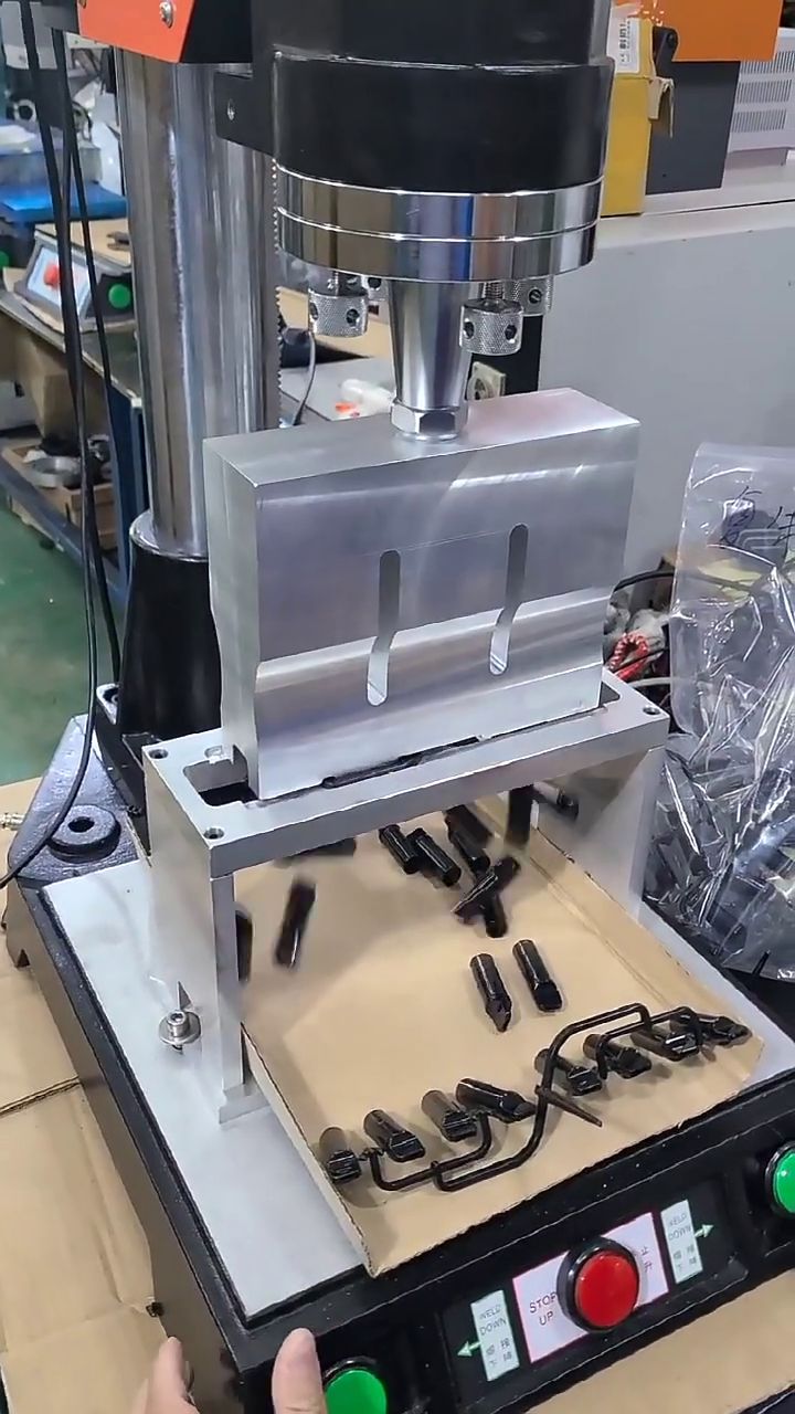 Ultrasonic welding of plastic parts