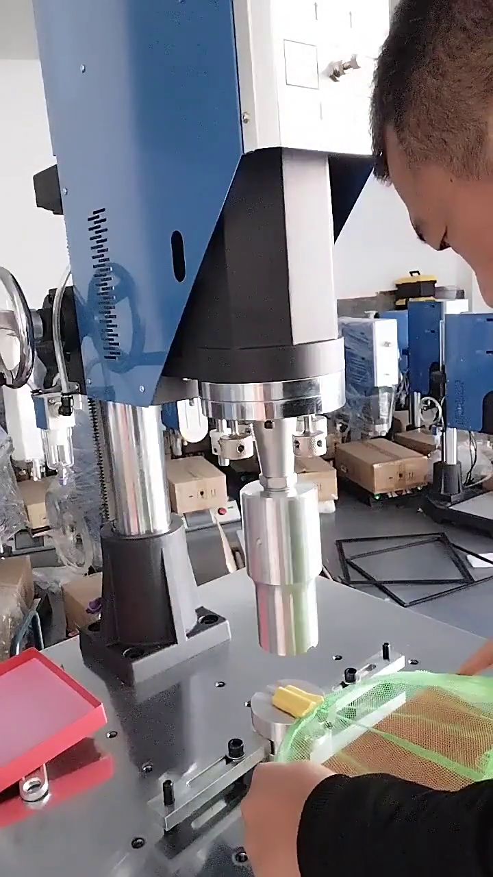 Ultrasonic welding horn on a press