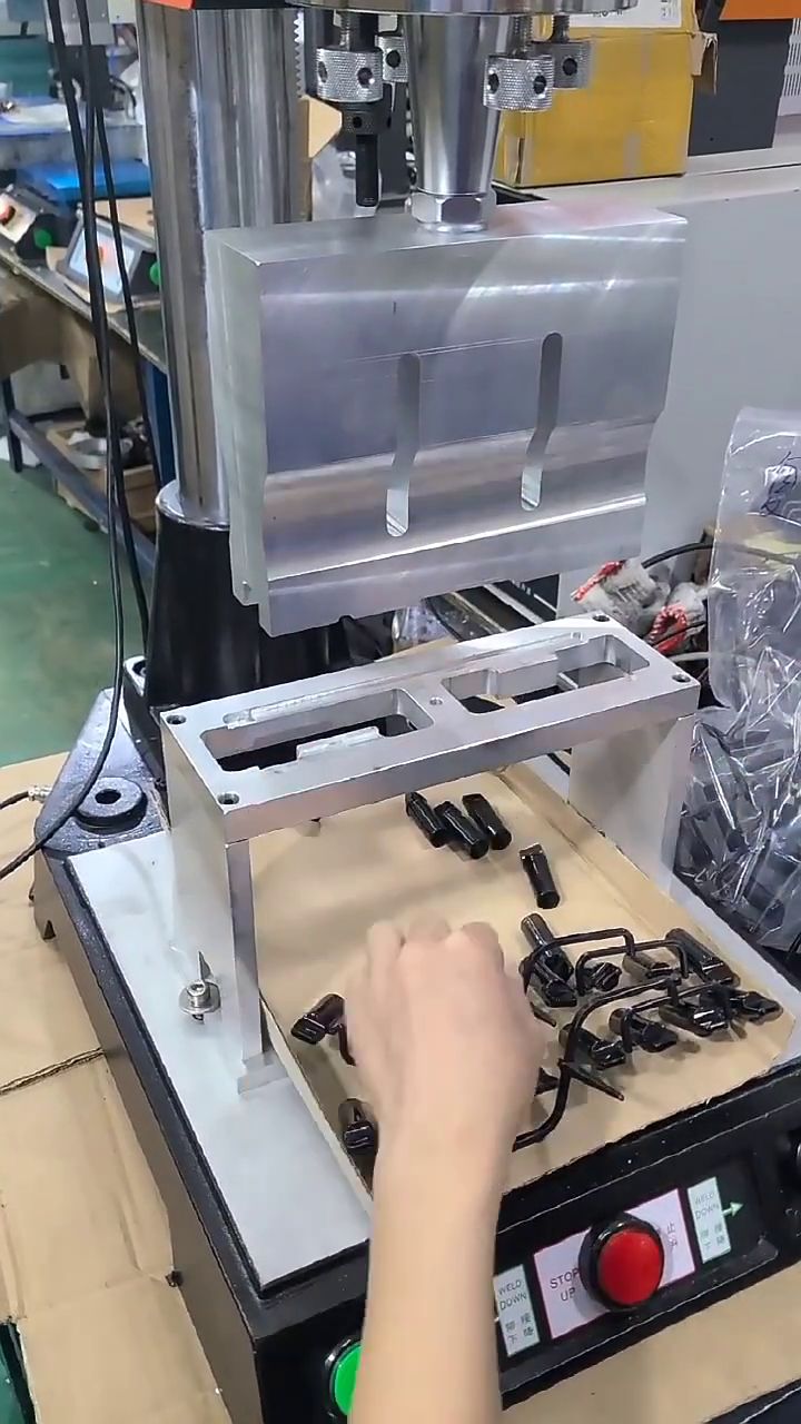 Continuous ultrasonic plastic welding