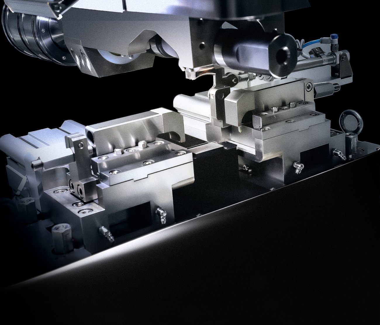 Ultrasonic metal welding head module with horn, anvil and pneumatic press in a machine frame