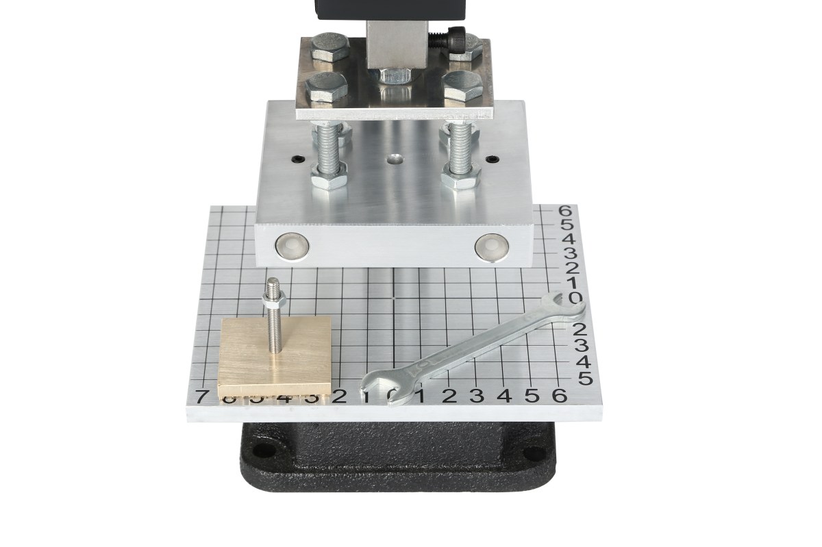Indexed work plate with a measuring scale on the hot stamping press